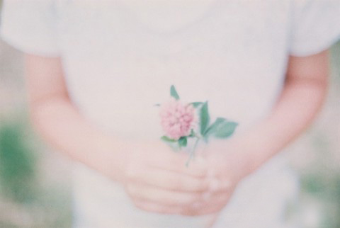 无数个阳光和熙的下午，好奋斗的同学已在一桌一椅之间树起一座惊奇的雕像。他们手中的毛像刀像剑一样锋利无比，他们脸上的笑容宛如初春的花一样艳美有余，他们心中的志向比天还高，比海更深……