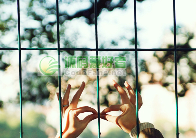 　我觉得自己像个年轻的公主，穿着华美的袍，站在悬崖上歌泣。灵魂游离不定。辗转中的快乐在百转千回中碎成一地琉璃。