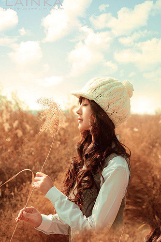 曾在一本杂志上看过这样一段话：“在歌舞升平的和平年代，青春在一代又一代人中老去，又在一代又一代人中成长。回望起来，不止华衣与爱情，不止学习与时尚，不止鲜血与革命，不止奋斗与理想，不止英雄与奉献。”