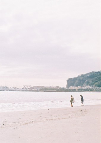 青春依然是一道夹着摇滚味道的安魂曲。我们还没有到只剩下回忆的年龄，我们还能把快乐写得源远流长。